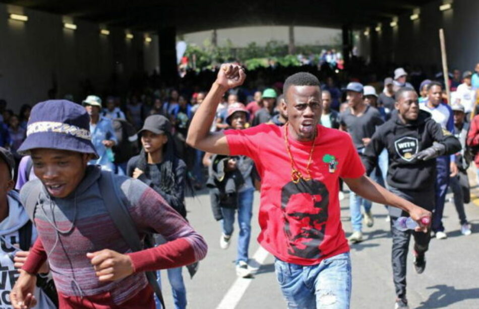 Sudáfrica: Policía ataca a manifestantes que piden educación gratuita