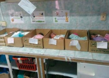 ¿Los hospitales venezolanos amontonan a los bebés en cajas de cartón?