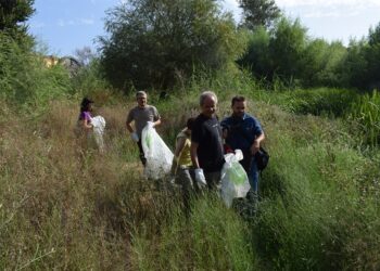 Greenpeace limpia el río Guadalquivir para concienciar sobre la contaminación del plástico