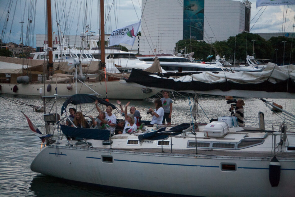 El velero Zaytouna ha salido de Barcelona seguido por la guardia costera