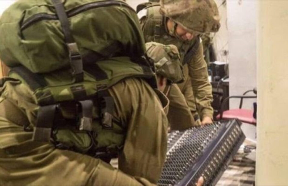 Israel cierra radio, confisca bienes y arresta a 5 palestinos