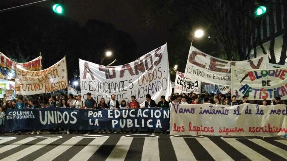 Varios miles de estudiantes recordaron la masacre de la Noche de los lápices y repudiaron al actual gobierno de Macri