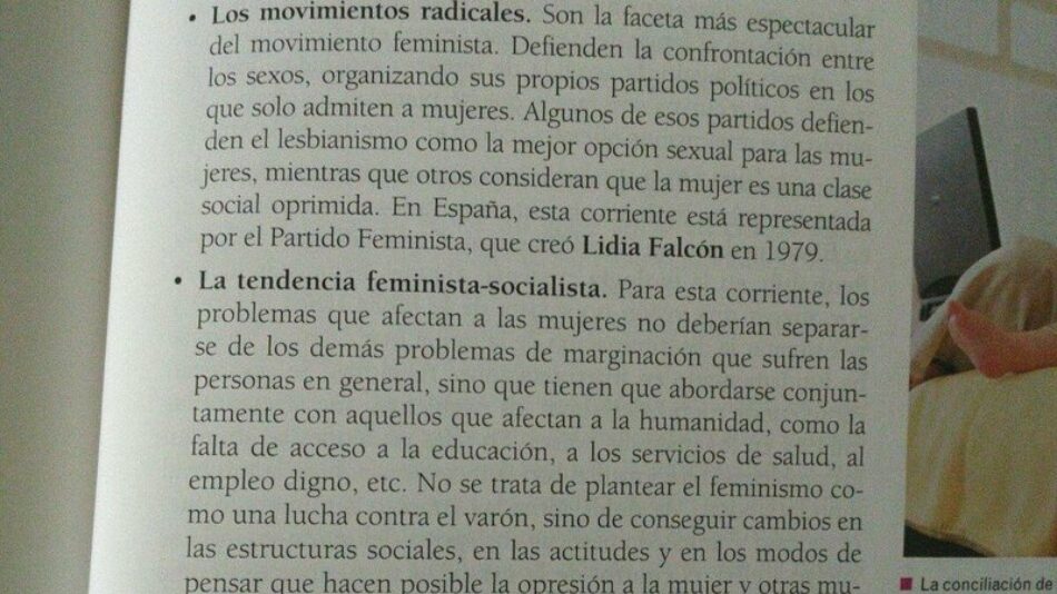 Un libro de texto de Santillana afirma que el feminismo defiende «el lesbianismo como la mejor opción sexual para las mujeres»