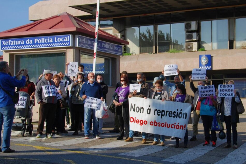 Concentración contra la represión policial en la Comisaría de la Policía Local de Vigo