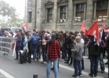 La CGT okupa el edificio de la Universitat y corta el tráfico en la Vía Laietana de Barcelona en solidaridad con los trabajadores y estudiantes encausados de la UAB