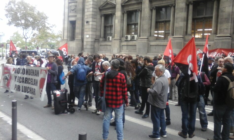 La CGT okupa el edificio de la Universitat y corta el tráfico en la Vía Laietana de Barcelona en solidaridad con los trabajadores y estudiantes encausados de la UAB