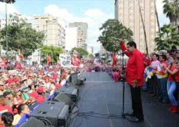 Fuerza Armada respalda a Maduro ante ‘golpe parlamentario’