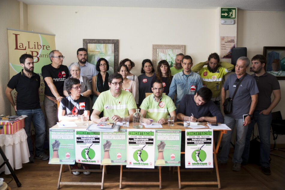 Ramón Espinar, portavoz de Unidos Podemos en el Senado, se reúne con trabajadores de Helechos S.C.M.