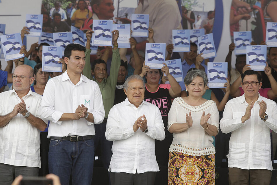 Legalizan propiedades a miles de familias en El Salvador