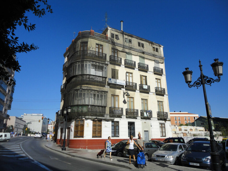 El Parlamento andaluz pide la declaración BIC del Edificio la Mundial con el apoyo de Podemos, IU y PP