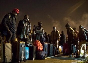 Desmantelan el campamento de la ‘Jungla’ de Calais sin garantías para los migrantes incluidos 1.300 menores