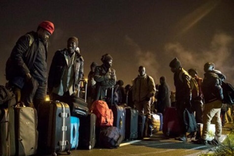 Desmantelan el campamento de la ‘Jungla’ de Calais sin garantías para los migrantes incluidos 1.300 menores