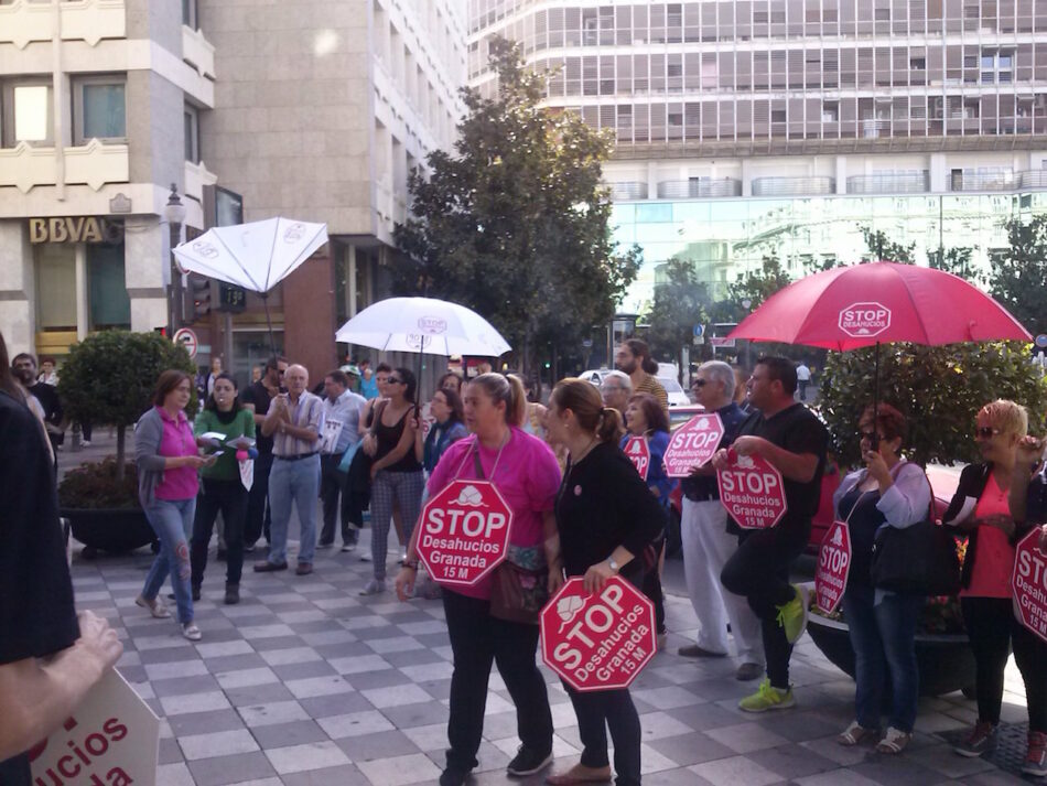 Concentración de Stop Desahucios en la oficina de la Caja Rural de Granada