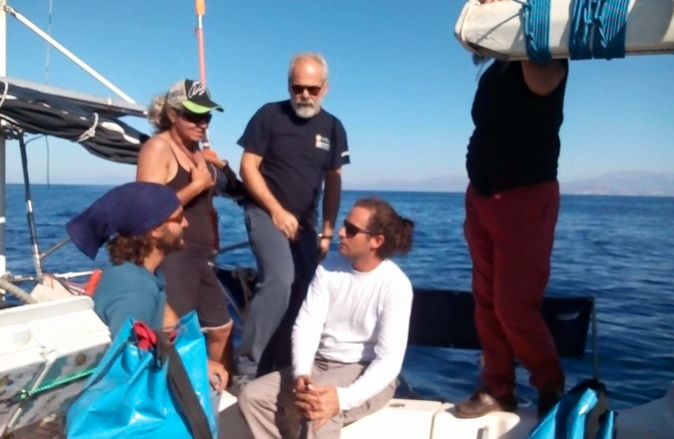 Zaytouna recibe la solidaridad griega y sigue navegando hacia Gaza