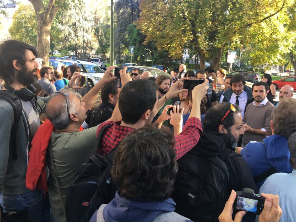 Garzón tacha de “desgracia para la mayoría social trabajadora” la investidura de Rajoy