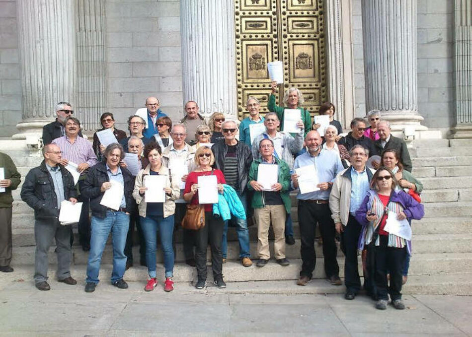 Europa Laica, junto con colectivos de la enseñanza y otras organizaciones, presentan en el Congreso una PNL por la escuela pública y laica y la religión fuera de la escuela