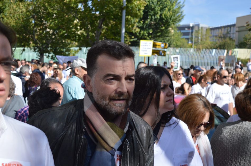 Antonio Maíllo exige que se abra un debate con profesionales y pacientes sobre la gestión de la fusión hospitalaria