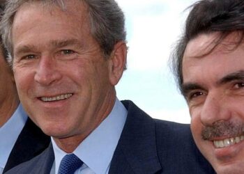 Recogen firmas para solicitar comparecencia de Aznar por la guerra de Iraq