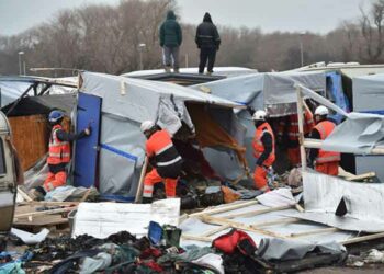 Francia: evacuación de campo de migrantes marcha en calma por ahora