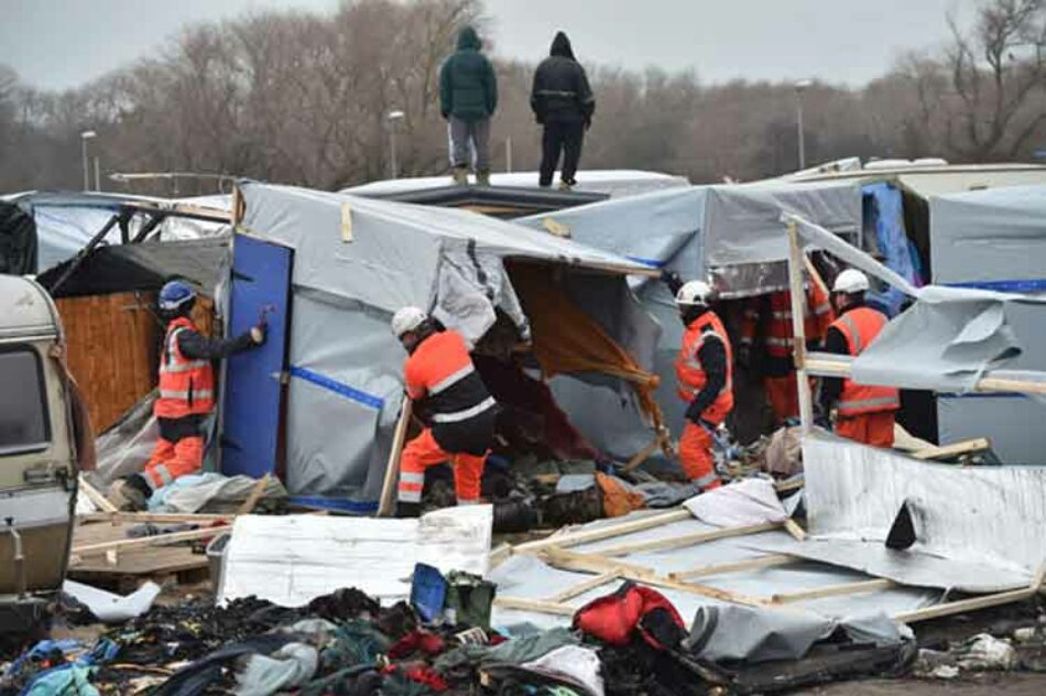 Francia: evacuación de campo de migrantes marcha en calma por ahora