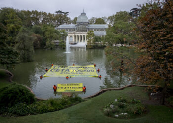 Greenpeace despliega una pancarta en el Parque del Retiro de Madrid para convocar a las manifestaciones contra el TTIP y el CETA