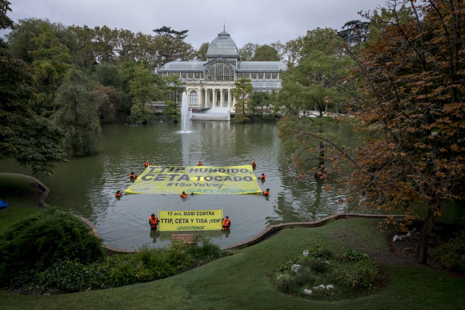 Greenpeace despliega una pancarta en el Parque del Retiro de Madrid para convocar a las manifestaciones contra el TTIP y el CETA