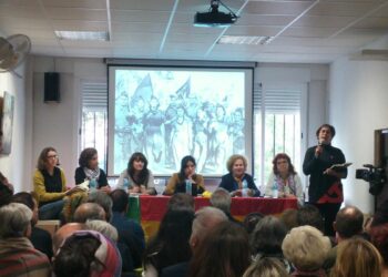 El homenaje a las mujeres brigadistas celebrado en Móstoles se desborda por la afluencia masiva de público