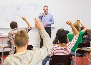 Los profesores españoles trabajan 126 horas más que la media europea