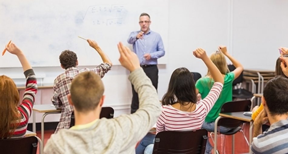 Los profesores españoles trabajan 126 horas más que la media europea