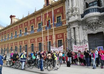 Una marcha ciclista reivindica la construcción de la pasarela ciclo peatonal sobre la SE-30