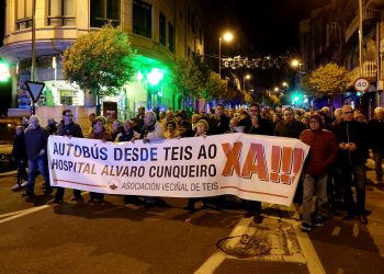 Manifestación dos veciños de Teis (Vigo) que piden un autobús ao Hospital Álvaro Cunqueiro