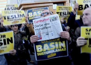 Detienen a once periodistas vinculados con los kurdos en Turquía
