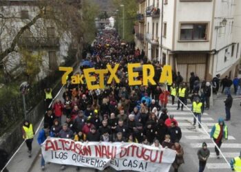 Multitudinaria manifestación en la localidad navarra de Altsasu para denunciar la operación policial que llevó a las cárcel a 7 jóvenes