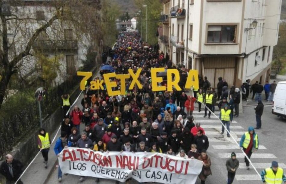 Multitudinaria manifestación en la localidad navarra de Altsasu para denunciar la operación policial que llevó a las cárcel a 7 jóvenes