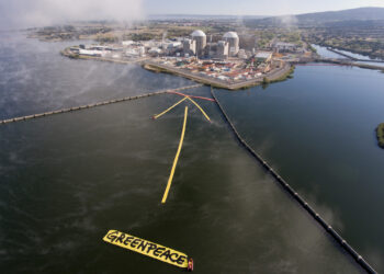 Activistas de Greenpeace “señalan” con una flecha gigante de 500 m2 que la central nuclear de Almaraz es la siguiente en cerrar