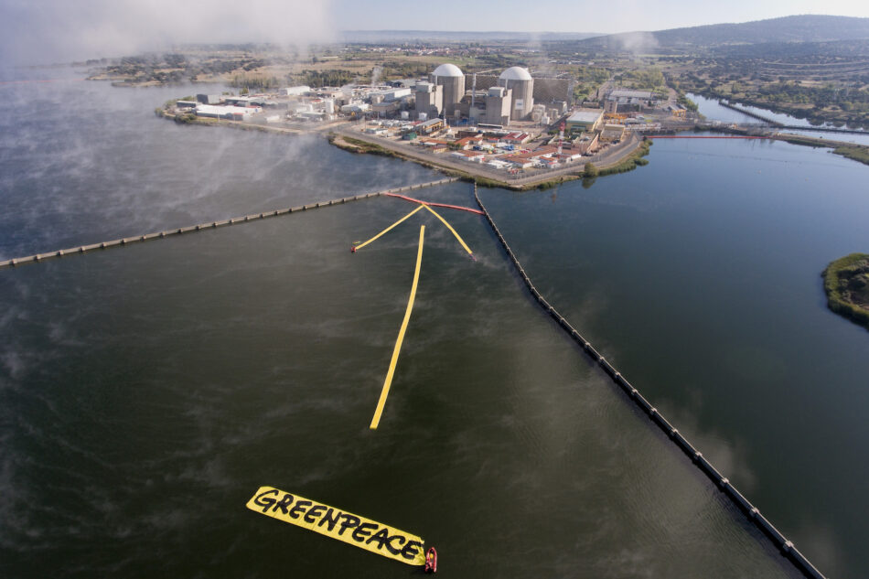 Activistas de Greenpeace “señalan” con una flecha gigante de 500 m2 que la central nuclear de Almaraz es la siguiente en cerrar