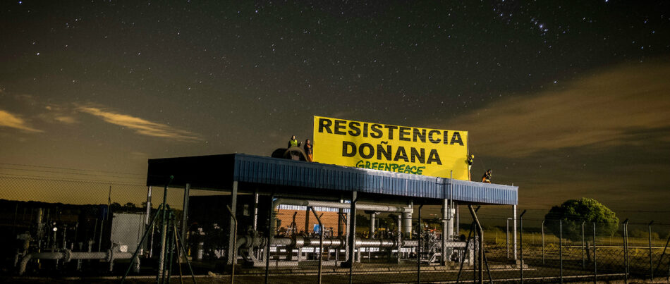 24 horas encadenados paralizando la obra de Gas Natural Fenosa en Doñana