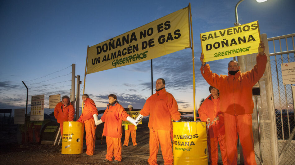 Activistas de Greenpeace comienzan a paralizar las obras de Gas Natural Fenosa en Doñana por sus daños a este Espacio Protegido