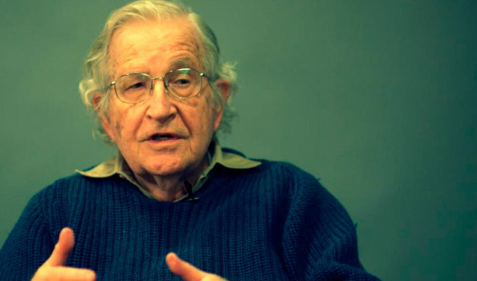 Chomsky: La imprevisibilidad de Trump lo hace muy peligroso
