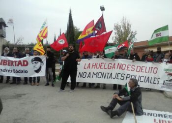 Decenas de manifestantes piden la libertad de Andrés Bódalo frente a la cárcel de Jaén