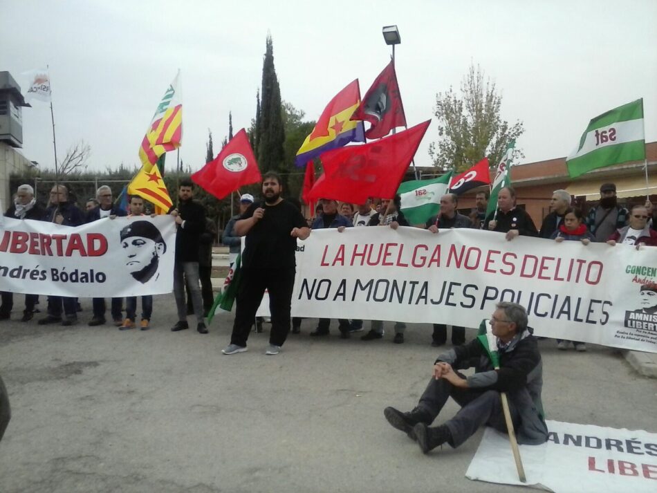 Decenas de manifestantes piden la libertad de Andrés Bódalo frente a la cárcel de Jaén