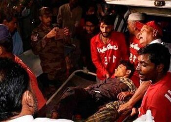 Aumenta a 52 cifra de muertos por atentado en templo pakistaní