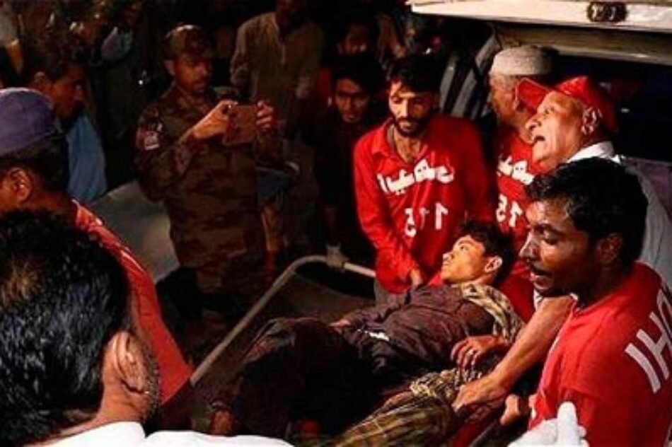 Aumenta a 52 cifra de muertos por atentado en templo pakistaní