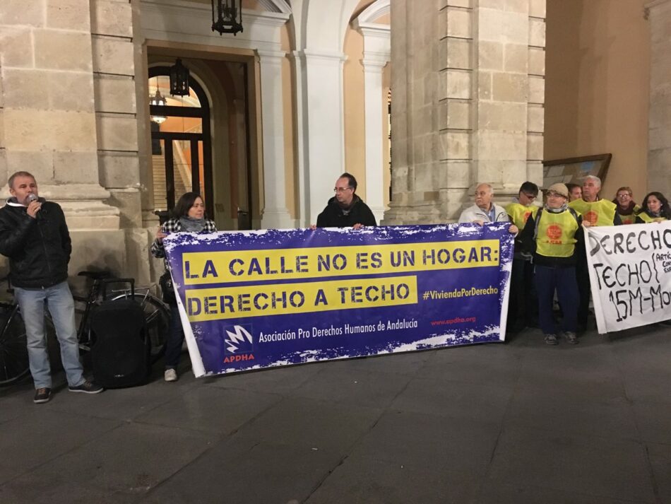 Concentración en el Ayuntamiento de Sevilla bajo el lema «La calle no es un hogar: derecho a vivienda”