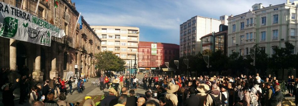 La Asamblea en Defensa de las Excavadas y Ecologistas en Acción reproducen una granja familiar delante del Ayuntamiento de Torrelavega