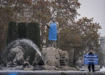 Activistas de Greenpeace caracterizan de pescadero a Neptuno para exigir el correcto etiquetado de pescado