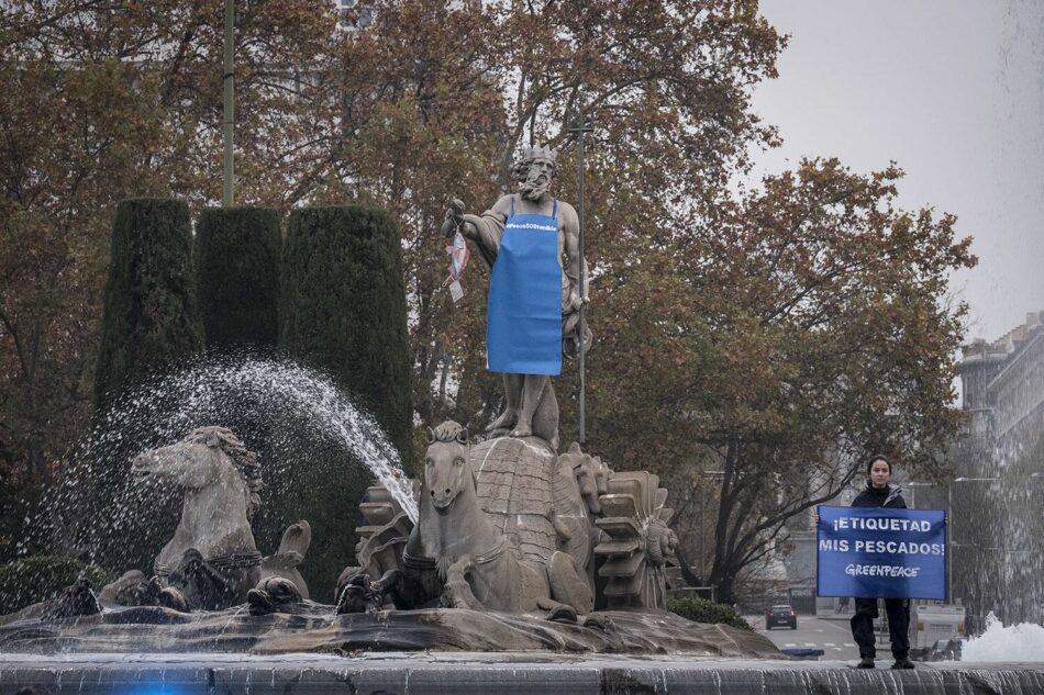 Activistas de Greenpeace caracterizan de pescadero a Neptuno para exigir el correcto etiquetado de pescado