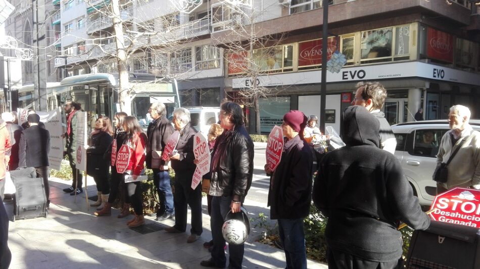 Concentración de Stop Desahucios Granada en la entidad BMN