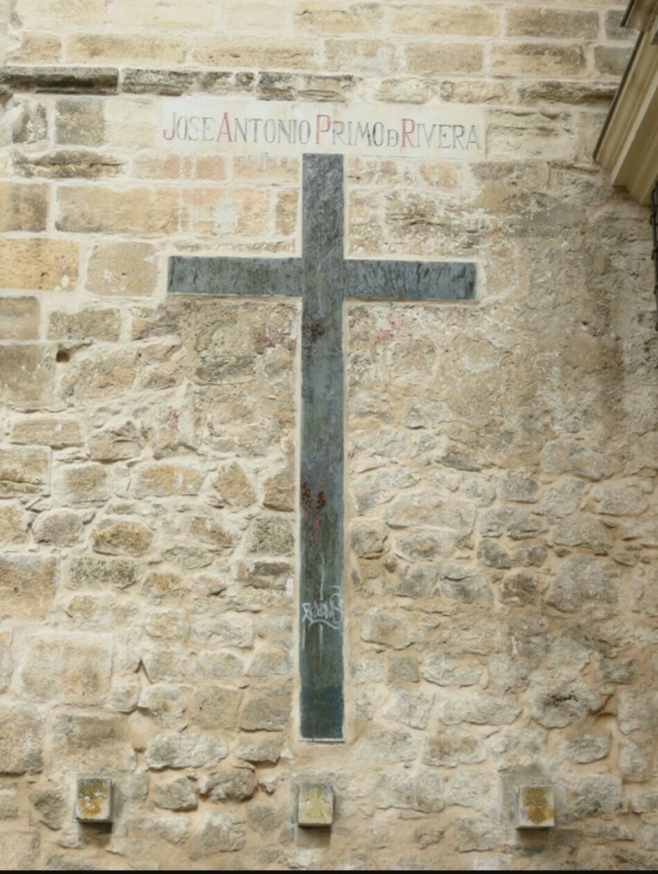 El Obispado de Cuenca protesta contra la retirada de la fachada de la Catedral del nombre de José Antonio Primo de Rivera y de tres símbolos de la Falange