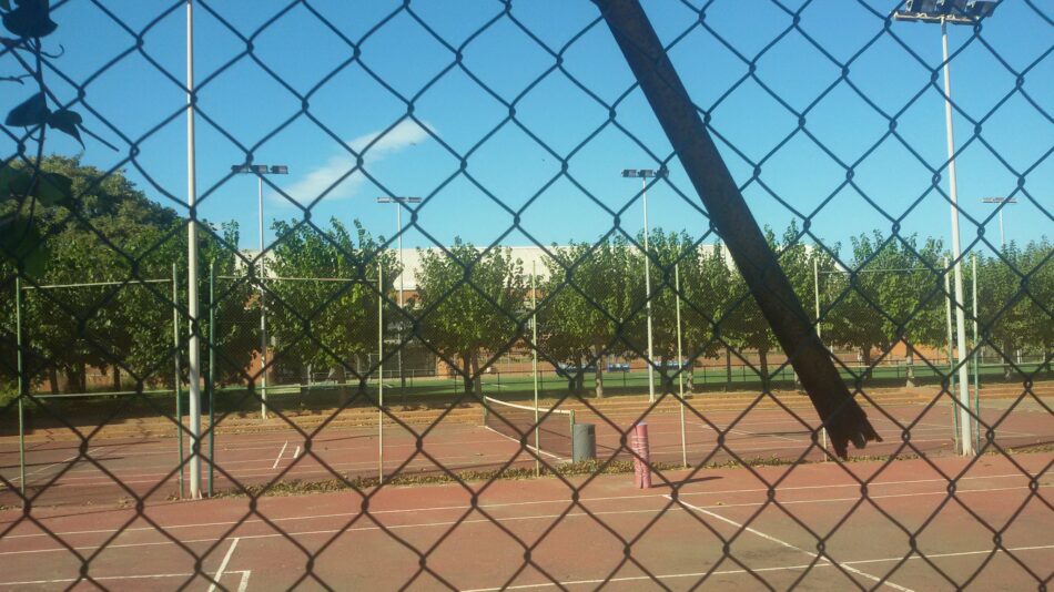 Con el «cierre salvaje» del polideportivo municipal Marina Besòs se deja en la calle a 38 familias
